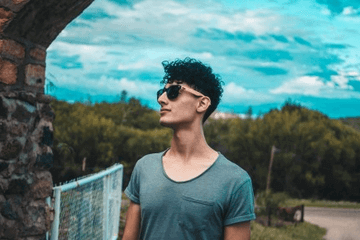 低調秀恩愛，曬美食曬合照、金莎名字打分，解析