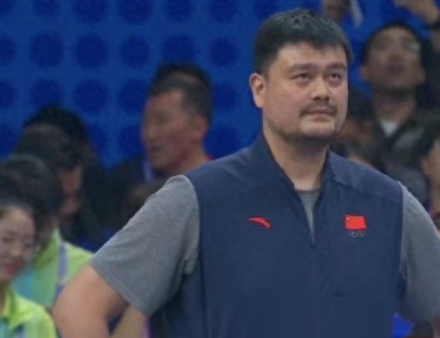 男籃輸了，姚明獨(dú)自離場，姚明名字打分，解析