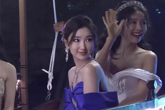 毛曉彤GQ紅毯引熱議鼻子似整容，毛曉彤名字打分，解析